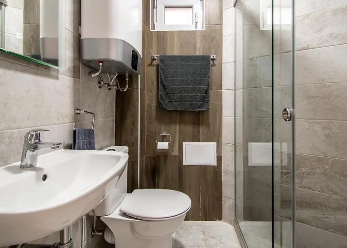 Location In Center And Paid Parking Apartment