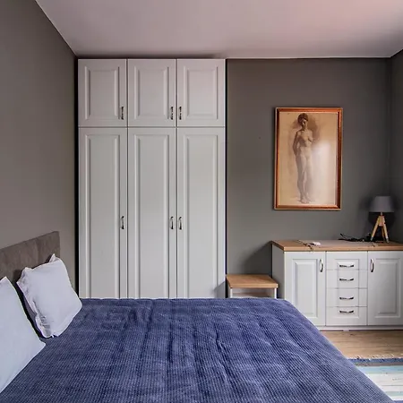 Location In Center And Paid Parking 바르나